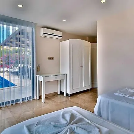 Sleeps 6 Pool Air Con Wifi