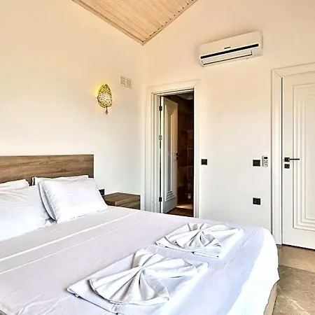Sleeps 6 Pool Air Con Wifi Villa