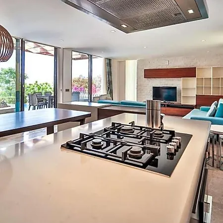 Villa Sleeps 6 Pool Air Con Wifi *